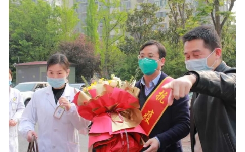 曾普華醫(yī)生抗疫歸來14天后走出隔離區(qū)：先來看看我的病人們！