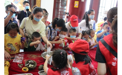 20余名小記者齊聚漢方神農(nóng)中醫(yī)館，探秘端午民俗里的中醫(yī)藥文化！