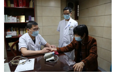 曹文新：精研數(shù)寸銀針弘仁術(shù)，擅用一雙巧手濟(jì)蒼生！