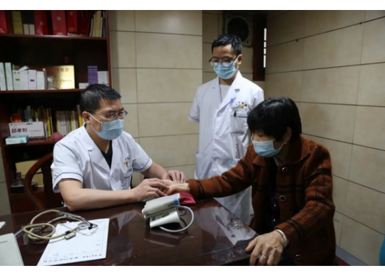 曹文新：精研數(shù)寸銀針弘仁術(shù)，擅用一雙巧手濟(jì)蒼生！